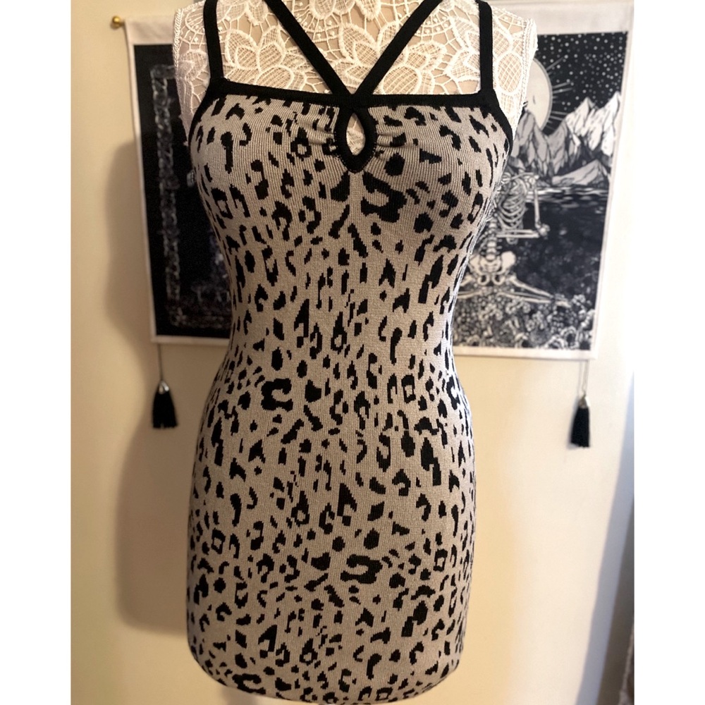 Leopard 2B Bebe Criss Cross Sleeves Keyhole Sweater Dress